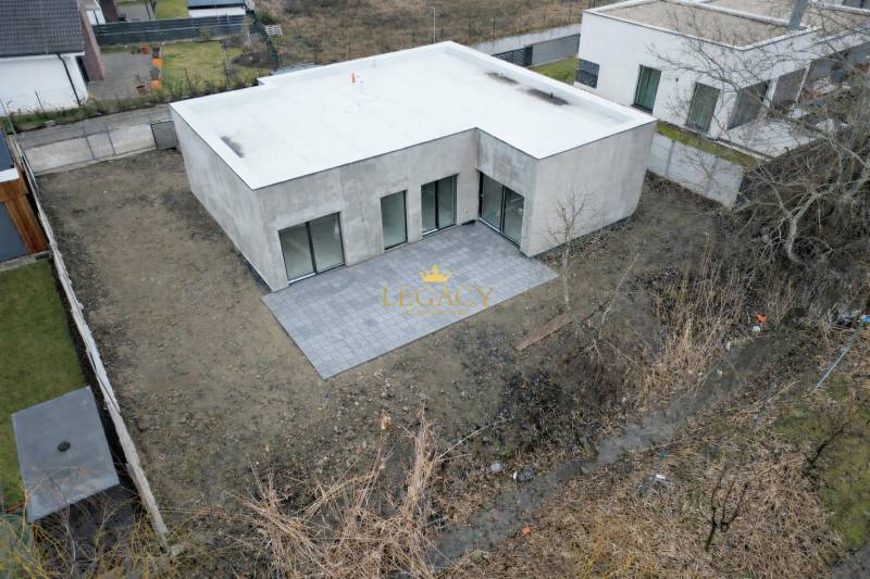 5-izbový rodinný dom – holodom s prémiovým štandardom, Chorvátsky Grob - Rodinný dom na Sokolej ulici v Chorvátskom Grobe s terasou a záhradou.