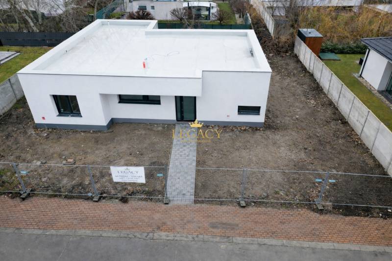 5-izbový rodinný dom – holodom s prémiovým štandardom, Chorvátsky Grob - Rodinný dom na ulici Sokolia v Chorvátskom Grobe, obklopený záhradou a plotom.