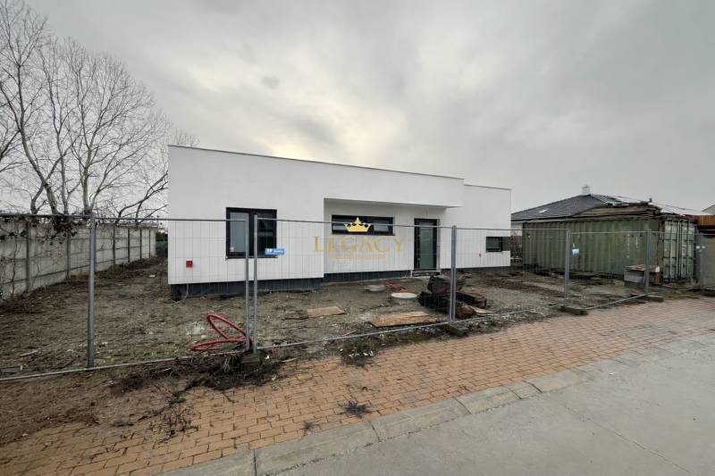 5-izbový rodinný dom – holodom s prémiovým štandardom, Chorvátsky Grob - Rodinný dom na Sokolej ulici v Chorvátskom Grobe, dokončovaný, s plotom a stavebným materiálom.