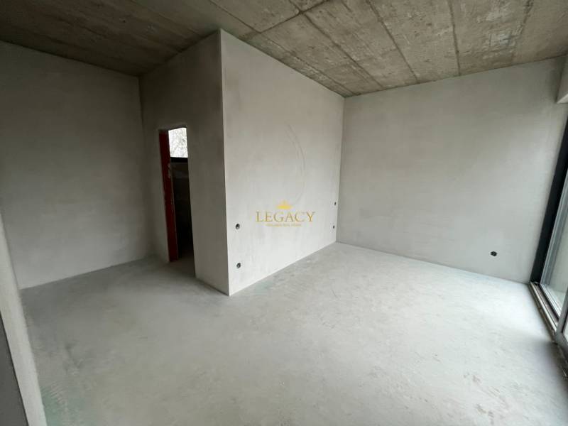 5-izbový rodinný dom – holodom s prémiovým štandardom, Chorvátsky Grob - Interiér s betónovým stropom a oknami v rodinnom dome, pripravený na dokončenie.