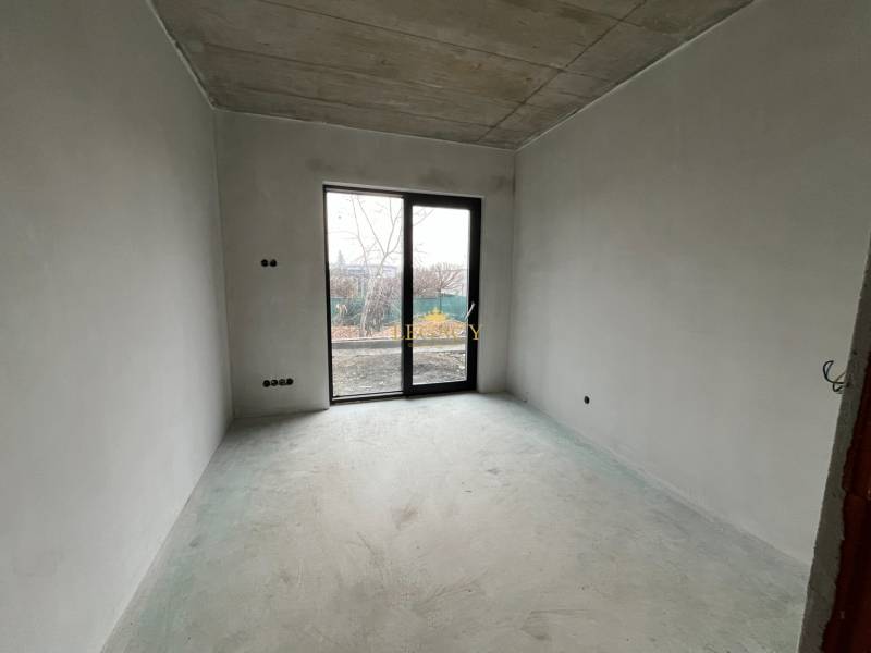 5-izbový rodinný dom – holodom s prémiovým štandardom, Chorvátsky Grob - Prázdna izba s betónovou podlahou a veľkými oknami v Rodinnom dome.