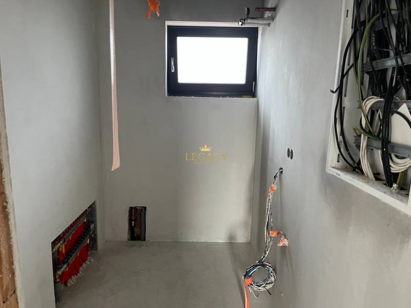 5-izbový rodinný dom – holodom s prémiovým štandardom, Chorvátsky Grob - Izba v rodinnom dome s rozvodmi a malým oknom, proces rekonštrukcie prebieha.