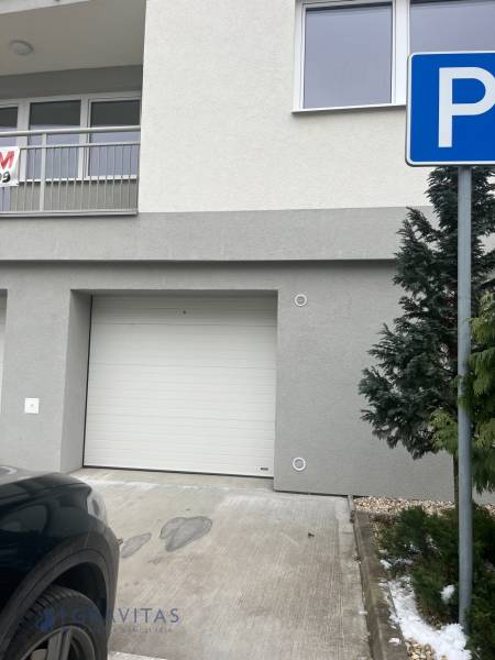 Na predaj 3 izb. s 2 balkónmi a panoramatickým výhľadom - Fasáda budovy na Školskej ulici v Chorvátskom Grobe so vstupnou garážou.