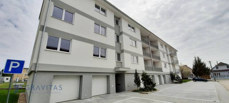 Na predaj 3 izb. s 2 balkónmi a panoramatickým výhľadom - Bytový dom na Školskej ulici v Chorvátskom Grobe s parkovacími miestami a garážami.