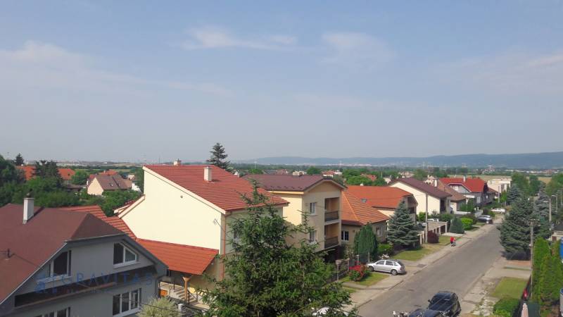 Na predaj 3 izb. s 2 balkónmi a panoramatickým výhľadom - Pohľad na radové domy s červenými strechami na Školskej ulici v Chorvátskom Grobe.