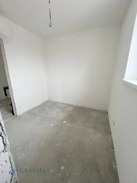 Na predaj 3 izb. s 2 balkónmi a panoramatickým výhľadom - Nezariadená izba v 3-izbovom byte s bielymi stenami a nedokončenou podlahou.