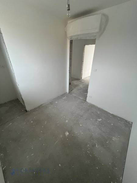 Na predaj 3 izb. s 2 balkónmi a panoramatickým výhľadom - Interiér 3-izbového bytu s bielymi stenami a nedokončenou podlahou.