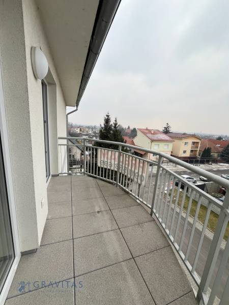 Na predaj 3 izb. s 2 balkónmi a panoramatickým výhľadom - Balkón s dláždenou podlahou a výhľadom na ulicu Školskú v Chorvátskom Grobe.