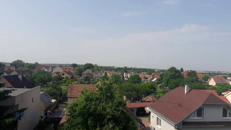 Na predaj 3 izb. s 2 balkónmi a panoramatickým výhľadom - Výhľad na rodinné domy v Cholvátskom Grobe z ulice Školská, v pozadí zeleň.