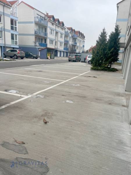 Na predaj 3 izb. s 2 balkónmi a panoramatickým výhľadom - Parkovisko pri bytovom dome na Školskej ulici v Chorvátskom Grobe.