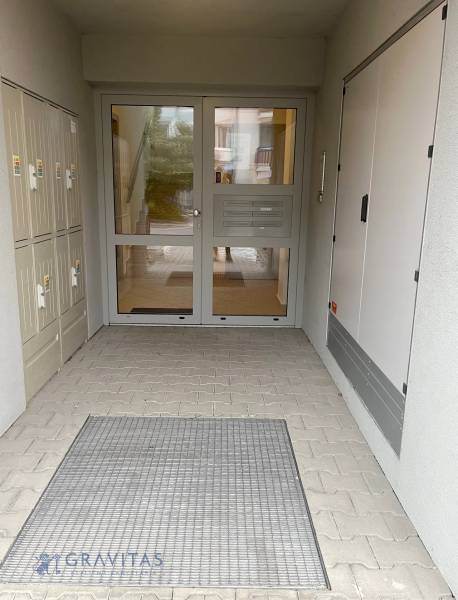 Na predaj 3 izb. s 2 balkónmi a panoramatickým výhľadom - Vchod do bytového domu na Školskej ulici v Chorvátskom Grobe, s uzamykateľnými schránkami.