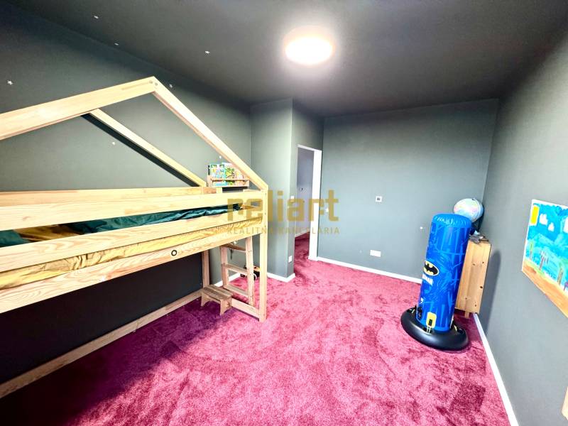 Moderný radový rodinný dom v Novej Dedinke, projekt “Lastovičky” - Detská izba v rodinnom dome s podlahou s dreveným dekorom a poschodovou posteľou.