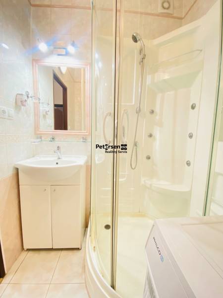 NA PRENÁJOM 2-IZBOVÝ BYT, NÁRODNÁ TRIEDA - Kúpeľňa s rohovou sprchou, umývadlom a práčkou v 2-izbovom byte.