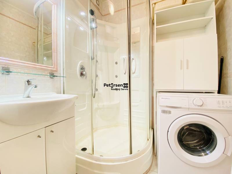 NA PRENÁJOM 2-IZBOVÝ BYT, NÁRODNÁ TRIEDA - Kúpeľňa v 2-izbovom byte s práčkou, sprchovacím kútom a umývadlom.