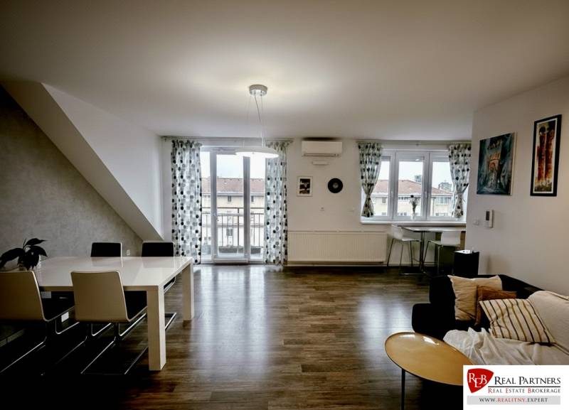 Prenájom moderný a svetlý 3-izbový byt v atraktívnej lokalite - Obývačka s jedálenským stolom, podlaha s dreveným dekorom, 3-izbový byt.