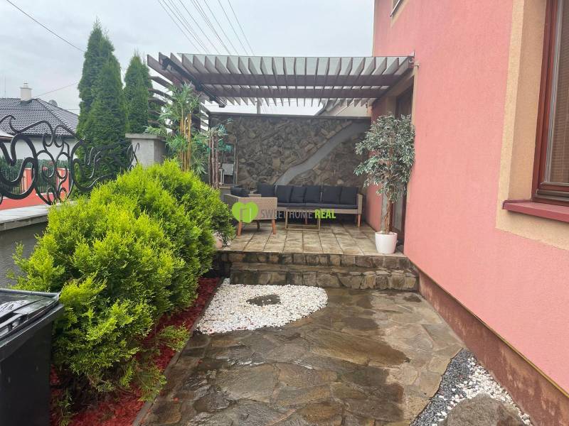 Moderný zariadený rodinný dom na prenájom 120m2 s terasou Košice Barca - Rodinný dom na Striebornej ulici v Košiciach, mestská časť Barca, s upravenou terasou a zeleňou.