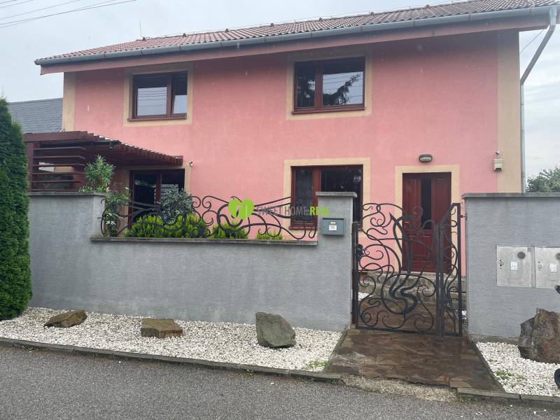 Moderný zariadený rodinný dom na prenájom 120m2 s terasou Košice Barca - Rodinný dom na Striebornej ulici v Košiciach - Barci s krásne upravenou záhradou.