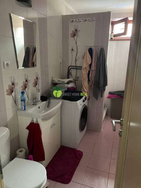 Moderný zariadený rodinný dom na prenájom 120m2 s terasou Košice Barca - Kúpeľňa v rodinnom dome so sanitou, práčkou a kvetinovým obkladom.