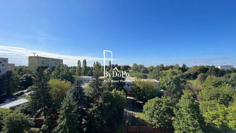 3-izbový byt na prenájom, 87 m2, Beethovenova ul. Nitra - Pohľad na Beethovenovu ulicu v Nitre s výhľadom na zeleň a budovy.