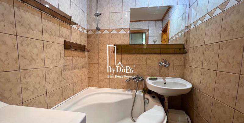 3-izbový byt na prenájom, 87 m2, Beethovenova ul. Nitra - Kúpeľňa s vaňou a umývadlom, obkladaná kachličkami v 3-izbovom byte.