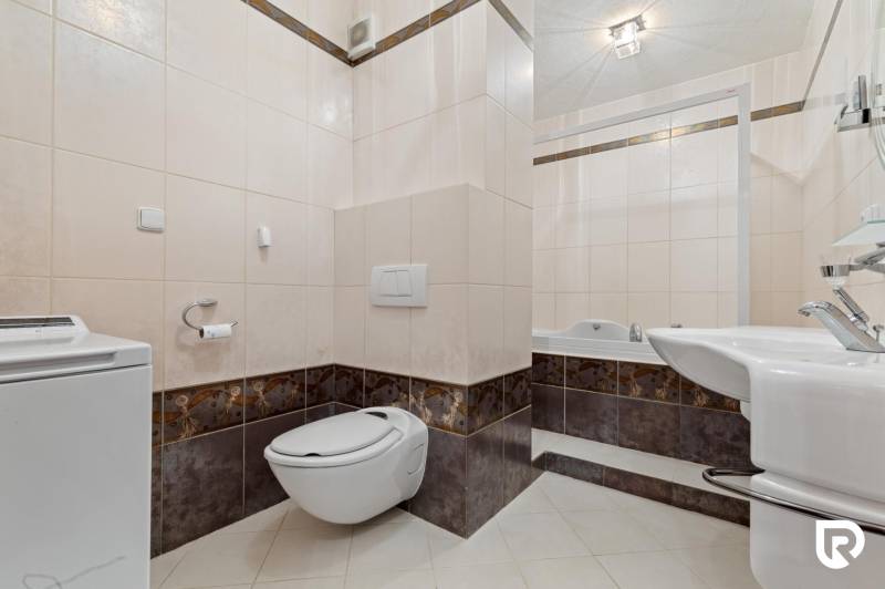 Staré Mesto | 5i byt 175 m² + 4 balkóny + možnosť 2× parking - Kúpeľňa v 5 a viac izbovom byte s toaletou, práčkou a vaňou.