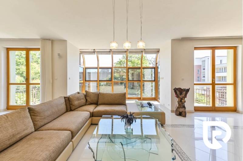 Staré Mesto | 5i byt 175 m² + 4 balkóny + možnosť 2× parking - Priestranný obývací priestor so sedačkou a veľkými oknami v 4-izbovom byte.