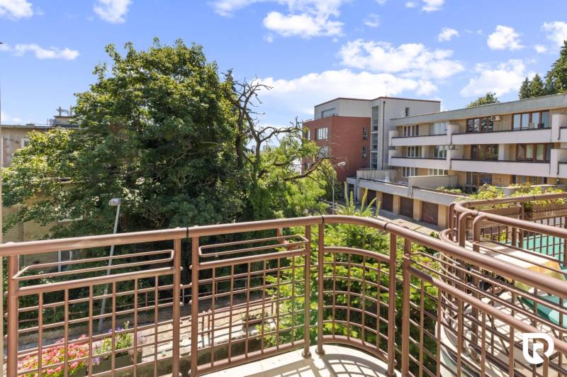 Staré Mesto | 5i byt 175 m² + 4 balkóny + možnosť 2× parking - Balkón v 5 a viac izbovom byte s výhľadom na zeleň a budovy na Čapkovej ulici.