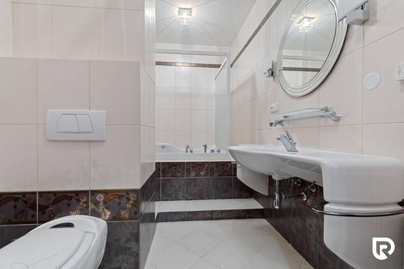 Staré Mesto | 5i byt 175 m² + 4 balkóny + možnosť 2× parking - Kúpeľňa so sprchovacím kútom a bielym umývadlom v 5 a viac izbovom byte.