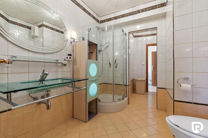 Staré Mesto | 5i byt 175 m² + 4 balkóny + možnosť 2× parking - Kúpeľňa v 5 a viac izbovom byte s preskleným umývadlom a sprchovacím kútom.