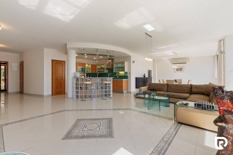 Staré Mesto | 5i byt 175 m² + 4 balkóny + možnosť 2× parking - Priestranná obývačka s kuchyňou v 5 a viac izbovom byte, barový pult, pohodlná sedačka.