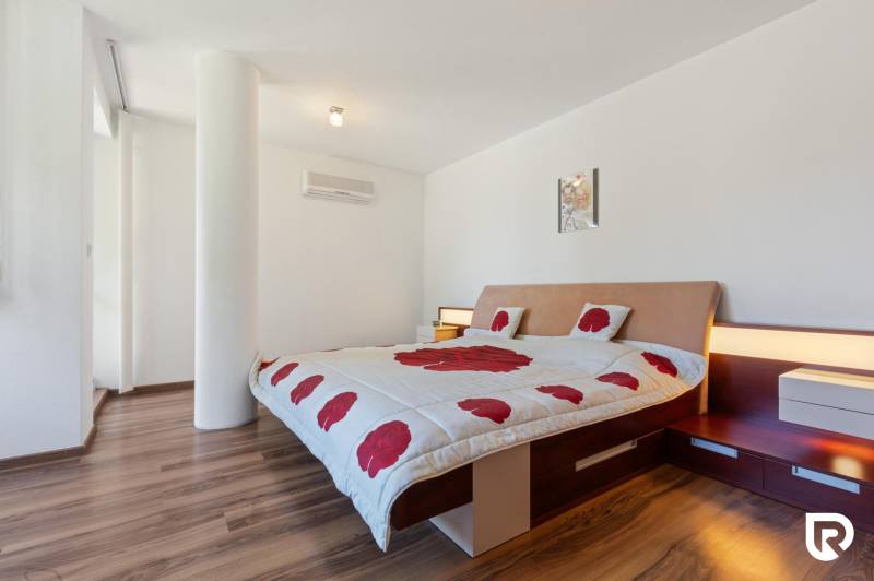 Staré Mesto | 5i byt 175 m² + 4 balkóny + možnosť 2× parking - Spálňa v 5 a viac izbovom byte s podlahou s dreveným dekorom, manželskou posteľou a klimatizáciou.