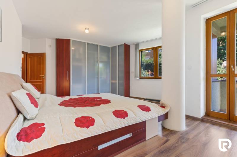 Staré Mesto | 5i byt 175 m² + 4 balkóny + možnosť 2× parking - Spálňa v 5 a viac izbovom byte s lôžkom, skriňou, oknom a podlahou s dreveným dekorom.