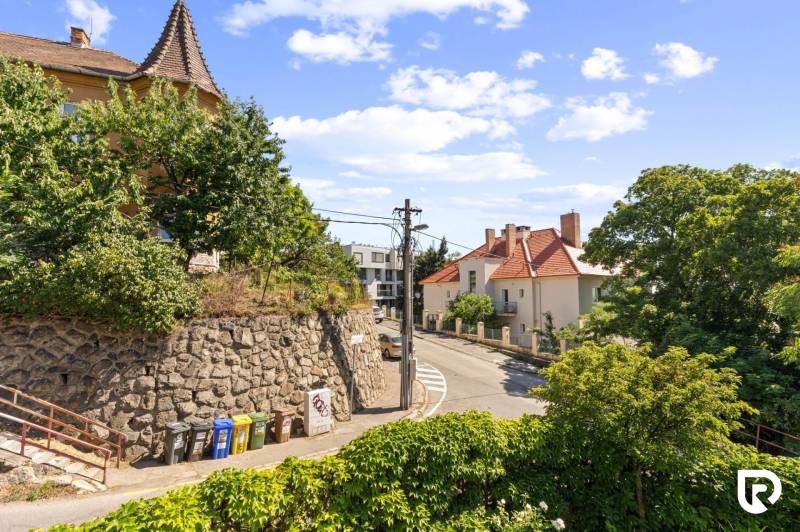 Staré Mesto | 5i byt 175 m² + 4 balkóny + možnosť 2× parking - Ulica Čapkova v Bratislave - Starom Meste s rodinnými domami a zeleňou.