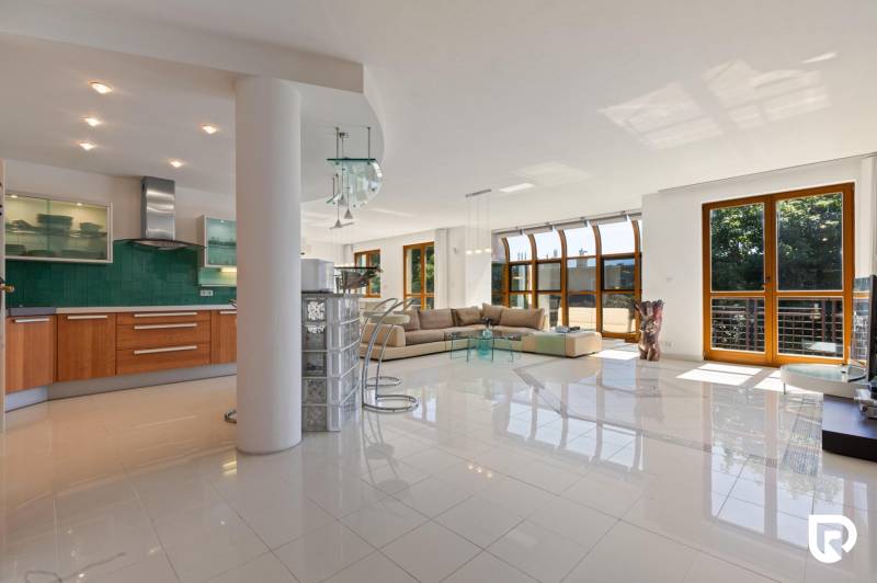 Staré Mesto | 5i byt 175 m² + 4 balkóny + možnosť 2× parking - Priestranná obývacia izba s veľkými oknami, bielou dlažbou a sedačkou v 5 a viac izbovom byte.