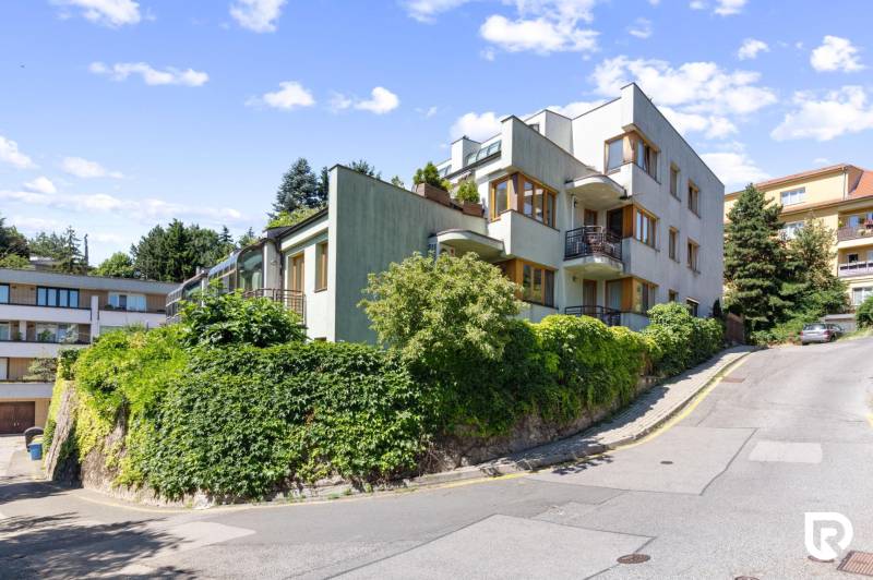 Staré Mesto | 5i byt 175 m² + 4 balkóny + možnosť 2× parking - Bytový dom na Čapkovej ulici v Starom Meste Bratislavy obklopený zeleňou.