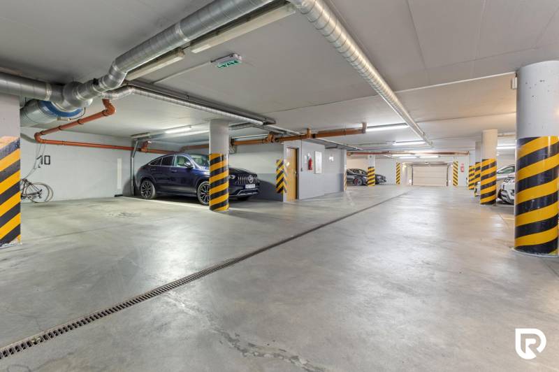 Staré Mesto | 5i byt 175 m² + 4 balkóny + možnosť 2× parking - Podzemná garáž na Čapkovej ulici v Bratislave - Staré Mesto s parkovacími miestami.