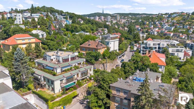 Staré Mesto | 5i byt 175 m² + 4 balkóny + možnosť 2× parking - Domy a zeleň v Bratislave na Čapkovej ulici, okolité kopce ponúkajú krásne výhľady.
