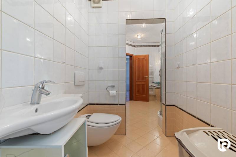 Staré Mesto | 5i byt 175 m² + 4 balkóny + možnosť 2× parking - Kúpeľňa v 5 a viac izbovom byte s bielymi dlaždicami a sprchovacím kútom.