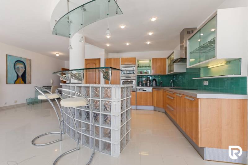 Staré Mesto | 5i byt 175 m² + 4 balkóny + možnosť 2× parking - Kuchyňa v 5 a viac izbovom byte disponuje preskleným pultom a drevenými dekoratívnymi skrinkami.