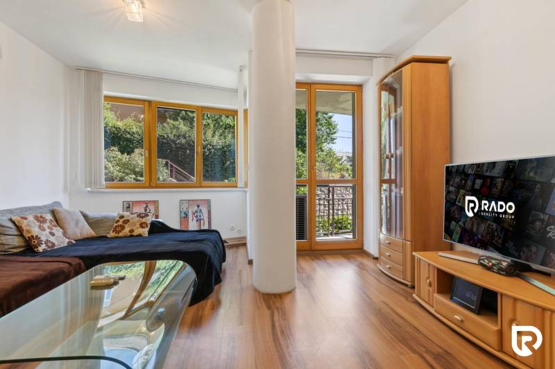 Staré Mesto | 5i byt 175 m² + 4 balkóny + možnosť 2× parking - Obývacia izba s podlahou s dreveným dekorom, veľkými oknami a pohodlným sedením v 5 a viac izbovom byte.