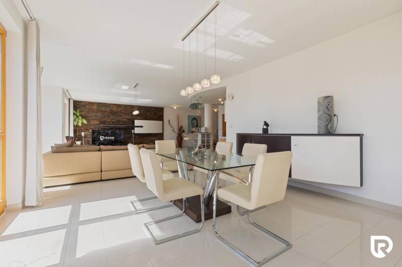 Staré Mesto | 5i byt 175 m² + 4 balkóny + možnosť 2× parking - Jedáleň v 5 a viac izbovom byte s preskleným stolom a béžovými stoličkami.