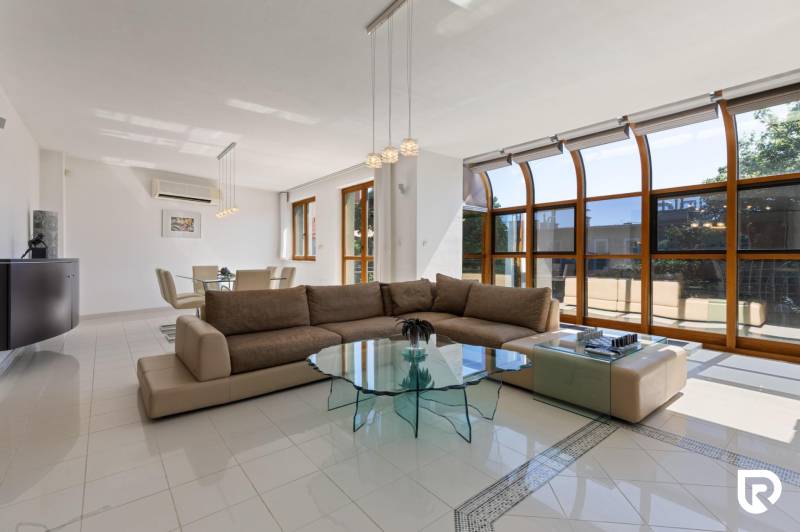 Staré Mesto | 5i byt 175 m² + 4 balkóny + možnosť 2× parking - Obývacia izba 5 a viac izbového bytu s veľkou sedačkou a presklenými oknami.