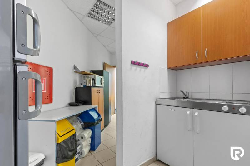 Kancelárie-Showroom 357 m², Zadunajská cesta, Petržalka, BA - Kuchynka v obchodných priestoroch, obsahujúca skrinky, mikrovlnku, drez a kôš na triedený odpad.