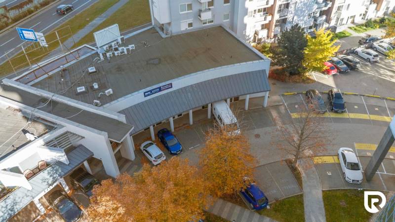 Kancelárie-Showroom 357 m², Zadunajská cesta, Petržalka, BA - Pohľad na obchodné priestory v Bratislave - Petržalka na Zadunajskej ulici so zaparkovanými autami.