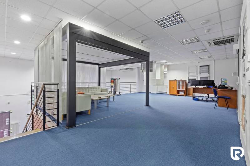 Kancelárie-Showroom 357 m², Zadunajská cesta, Petržalka, BA - Obchodné priestory s modrým kobercom, konferenčným stolíkom a otvoreným priestorom na poschodí.