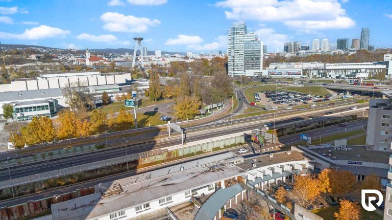 Kancelárie-Showroom 357 m², Zadunajská cesta, Petržalka, BA - Panoráma Bratislavy - Petržalky so známymi budovami a frekventovanými komunikáciami.