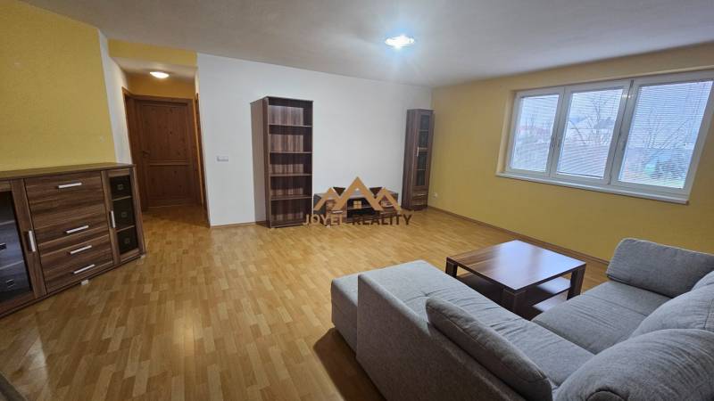 NA PRENÁJOM – PRIESTRANNÝ A SVETLÝ 3-IZBOVÝ BYT V CENTRE GALANTY - Veľká obývacia izba v 3-izbovom byte s pohodlnou sedačkou a dreveným dekorom.