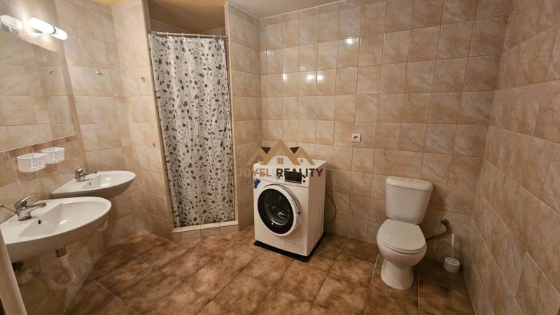 NA PRENÁJOM – PRIESTRANNÝ A SVETLÝ 3-IZBOVÝ BYT V CENTRE GALANTY - Kúpeľňa v 3-izbovom byte so sprchou, dvojumývadlom, toaletou a pračkou.