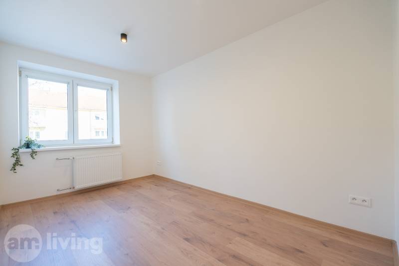 3i BYT V TOP LOKALITE – Trenčín, Sihoť - NA PRENÁJOM - Svetlá izba s podlahou s dreveným dekorom v 3-izbovom byte so svetlom nad oknom.