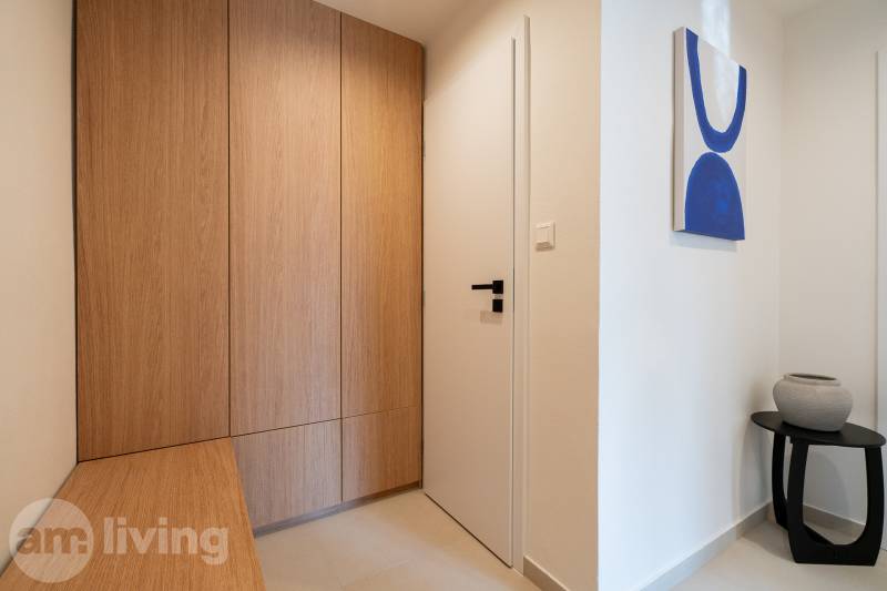 3i BYT V TOP LOKALITE – Trenčín, Sihoť - NA PRENÁJOM - V 3-izbovom byte je vstupná hala s dreveným dekorom a moderným umením.